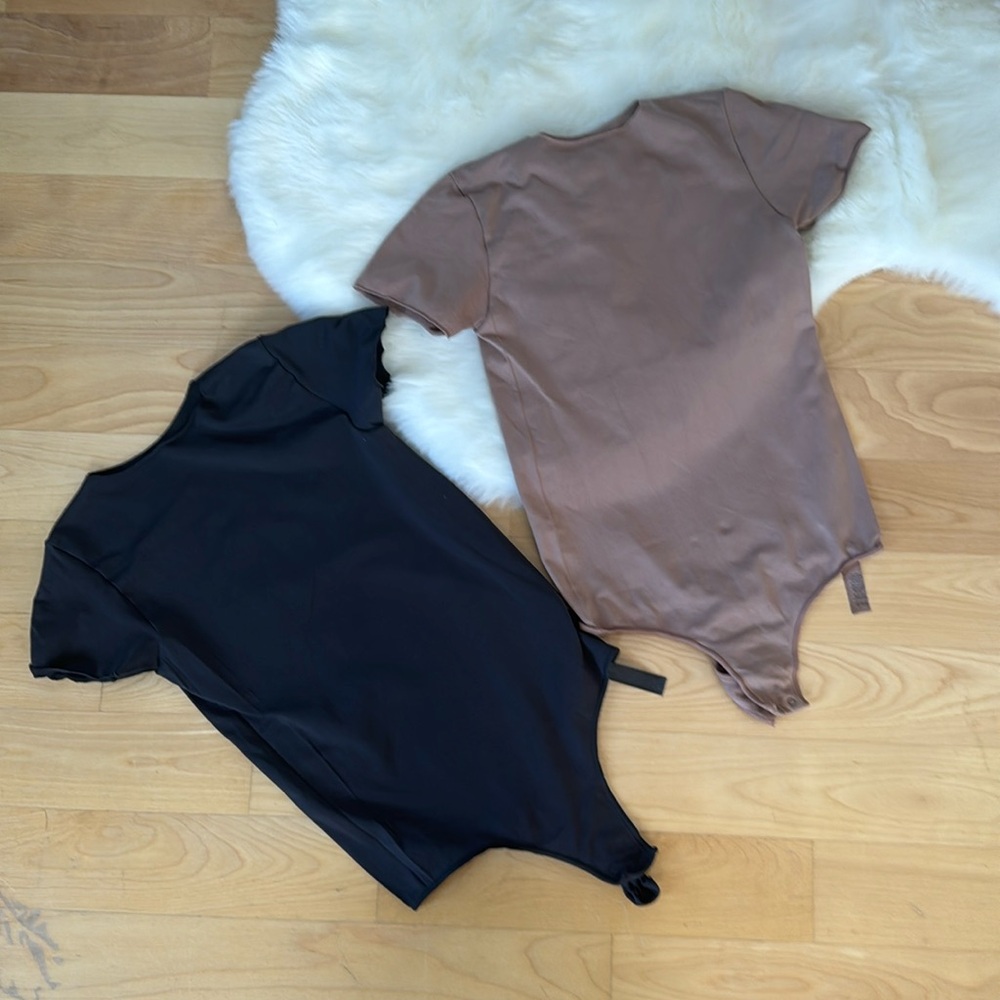 SKIMS BUNDLE ESSENTIAL T-SHIRT BODYSUIT in black and tan.